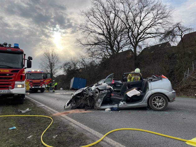 FF Bad Salzuflen: Feuerwehr befreit Fordfahrer nach schwerem Unfall aus seinem Wagen / Lkw landet nach Aufprall im Graben. B 239 in Bad Salzuflen ist für mehrere Stunden voll gesperrt