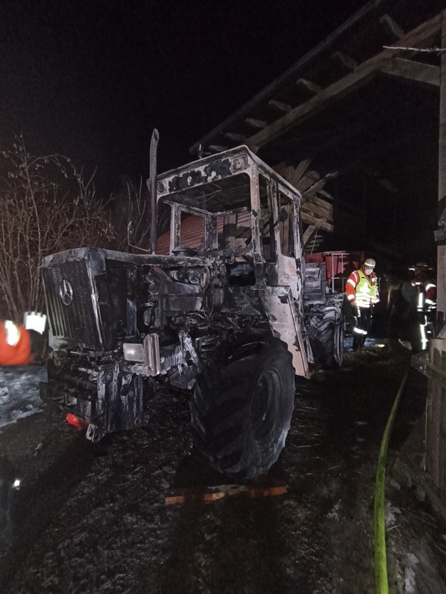 LRA-Ravensburg: Traktorbrand im Heustadel in Neuravensburg