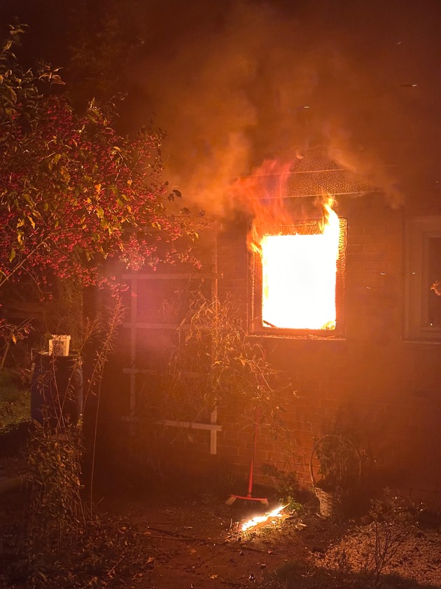 FW Helmstedt: Schuppenbrand in Helmstedt - Feuerwehr verhindert Übergreifen auf Wohnhaus
