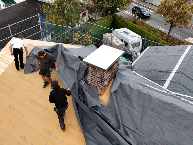 Verlegen Sie in Minuten statt Stunden - Ampack revolutioniert die Dachbahnverlegung