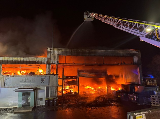 FW Minden: Gro&szlig;brand einer Lagerhalle besch&auml;ftigt die Feuerwehr zwei Tage