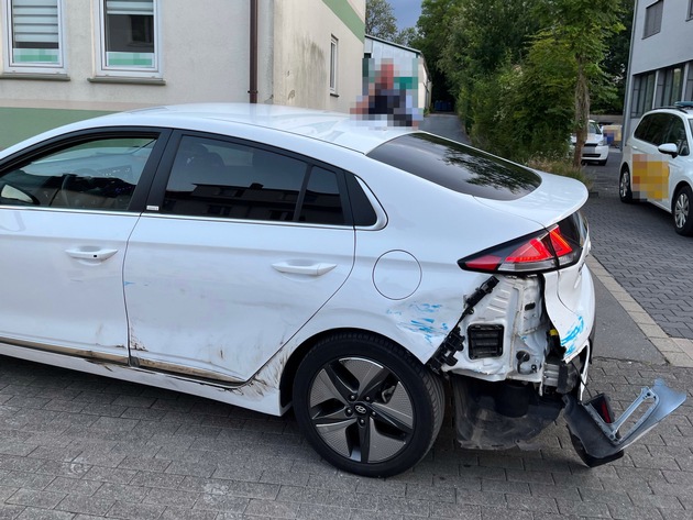 POL-GT: Zeugen gesucht: Autodieb flüchtet und beschädigt Streifenwagen