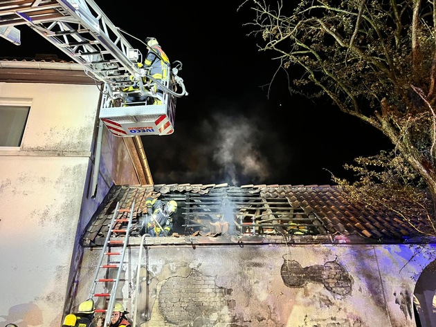 FW Celle: Flammenüberschlag auf Gebäude in Celle