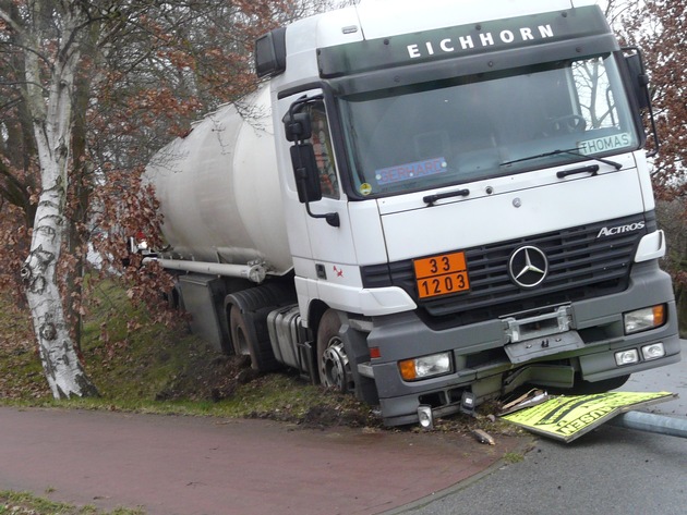 POL-WL: Tanklastzug kommt von Fahrbahn ab