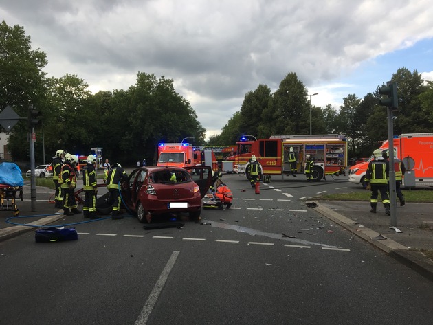 FW-GE: Schwerer Verkehrsunfall am Samstag-6 verletzte Personen - hoher Sachschaden