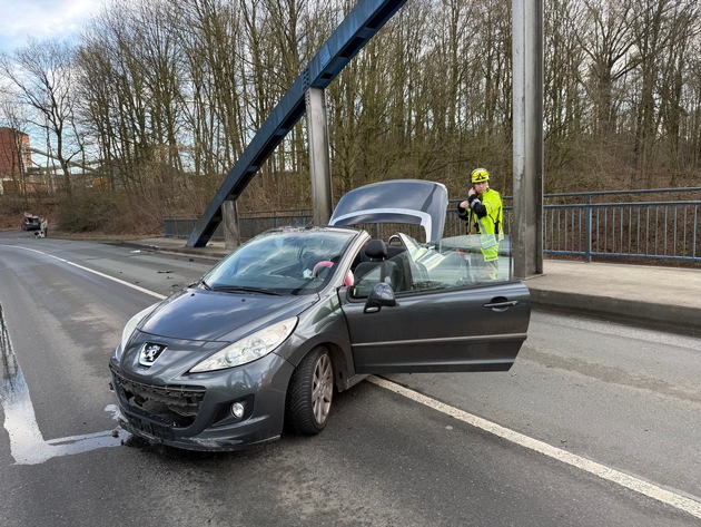 FW H&uuml;nxe: Pkw kollidiert mit Br&uuml;ckenpfeiler - Eine verletzte Person