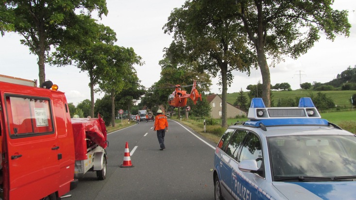 POL-HOL: Bundesstraße 3: Ammensen - Varrigsen: Von der Fahrbahn abgekommen und gegen Baum geprallt - Beide Insassen schwer verletzt / 20.000, -- EUR Sachschaden -