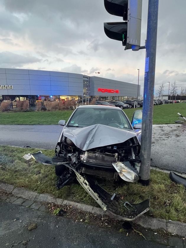 POL-BI: Sekundenschlaf endet vor Ampelmast