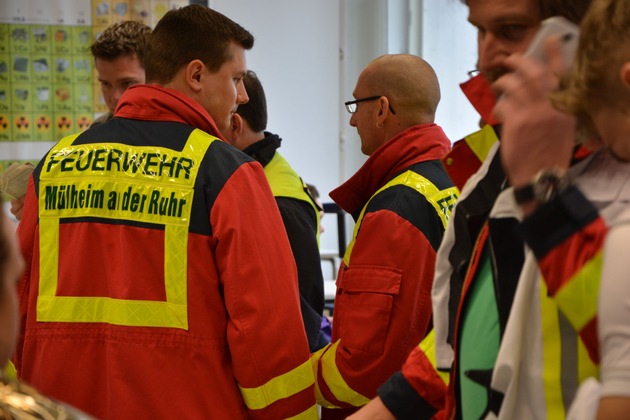 FW-MH: Reizgas an Mülheimer Schule versprüht. 22 Schüler betroffen.