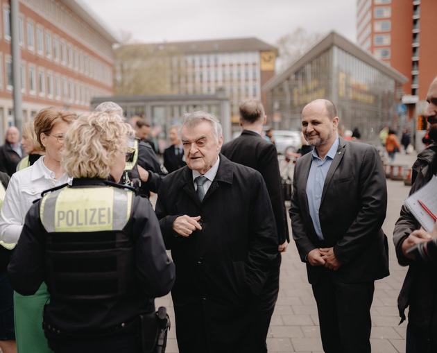 POL-MS: 500 Heißgetränke und 1.000 Gespräche-Innenminister Herbert Reul besucht &quot;Coffee with a cop&quot; am Münsteraner Bahnhof