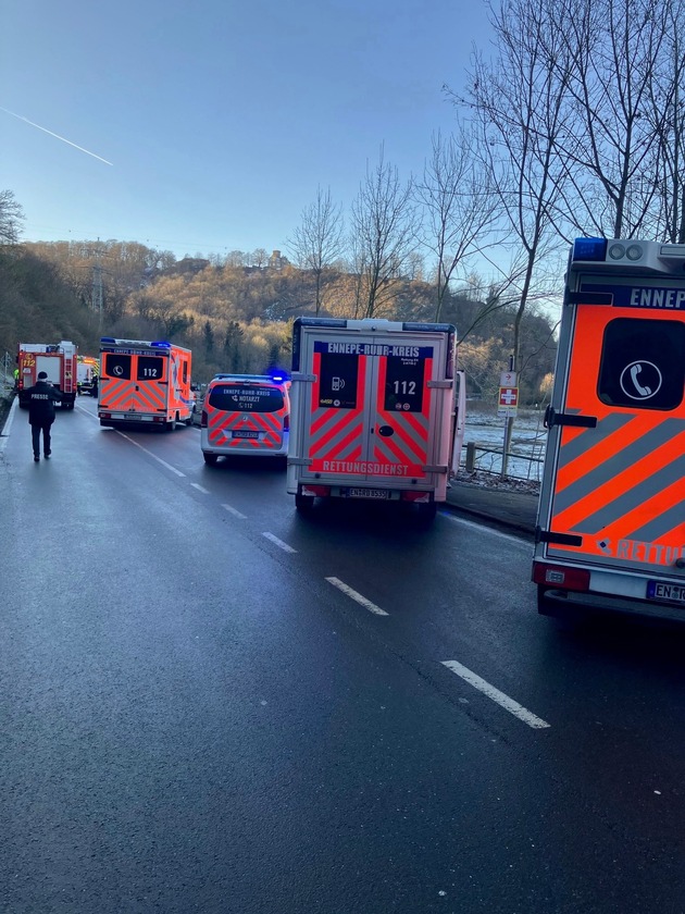 FW-EN: Verkehrsunfall mit vier Verletzten