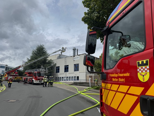 FW-EN: Großbrand in Wetter (Ruhr): Ennepe-Ruhr-Kreis demonstriert eindrucksvoll Zusammenhalt und Leistungsfähigkeit
