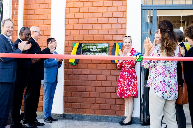 action medeor Tansania eröffnet neues Medikamentenlager