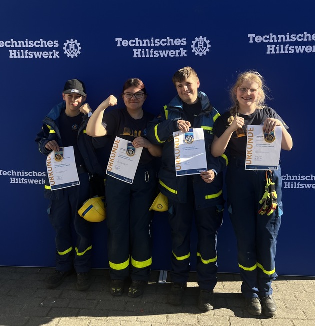 THW LVBEBBST: Die neue THW-Landesbeauftragte, Dr. Monika L&uuml;ke, &uuml;bergibt in Luckenwalde Leistungsabzeichen an 32 THW-Junghelferinnen und Helfer aus Berlin, Brandenburg und Sachsen-Anhalt