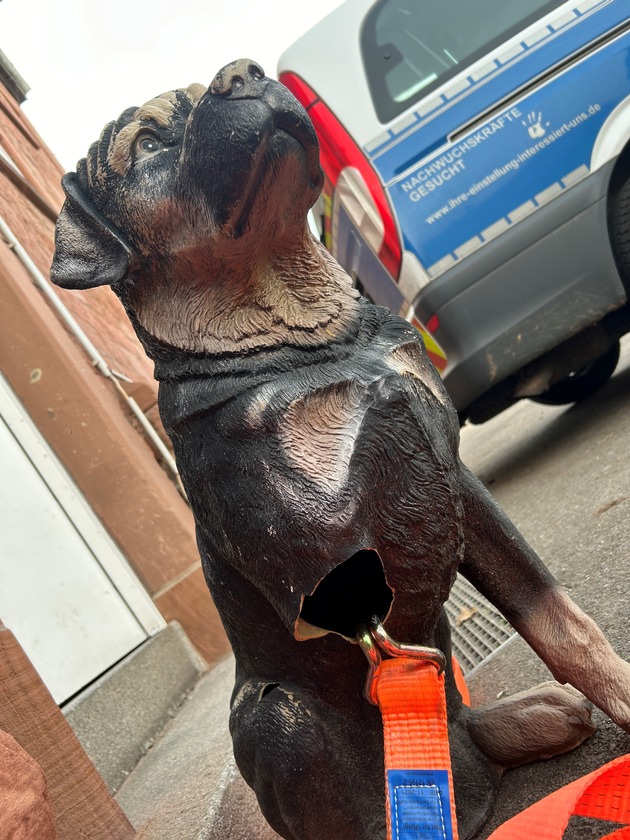 POL-PDLD: Toter Hund auf dem Parkplatz der B10 am Barbarossatunnel...