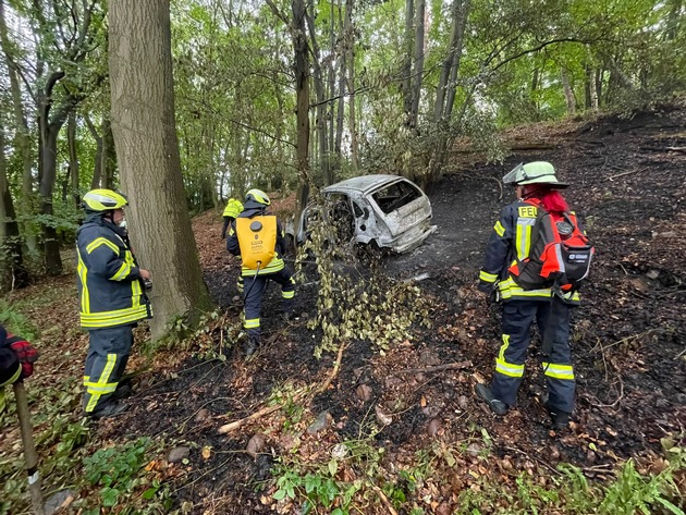 FW Heimbach: Pkw-Brand im Wald - Zuwegung erschwert die L&ouml;scharbeiten