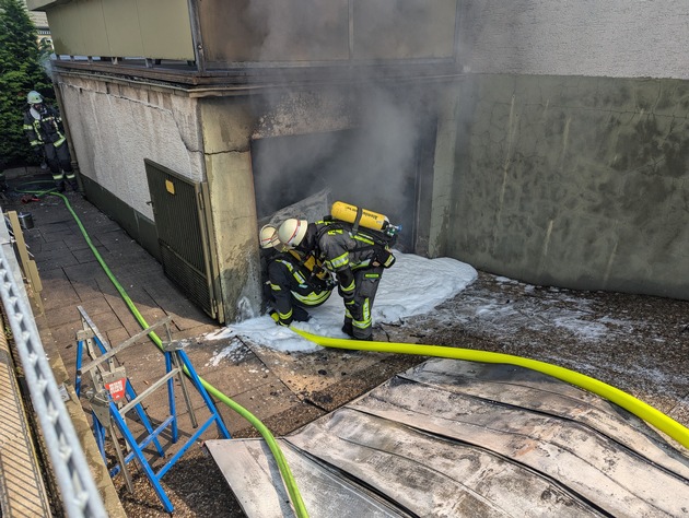 FW-AR: Auto brennt in Garage komplett aus