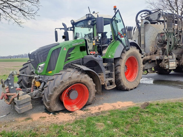 POL-STD: Ahlerstedt: Verkehrsunfall mit Personenschaden - Pkw prallte in landwirtschaftliches Gespann