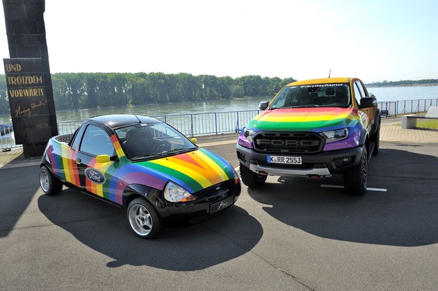 Ford &quot;Very Gay Raptor&quot; im Kölner CSD