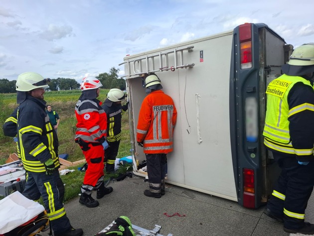 FW-ROW: Verkehrsunfall mit Wohnmobil auf der BAB 1 - Eine Person durch Feuerwehr gerettet