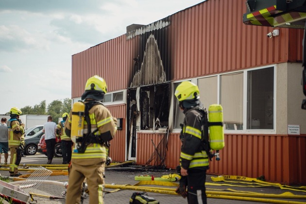 FW-DT: Brand in einem Gewerbebetrieb in Detmold Lo&szlig;bruch