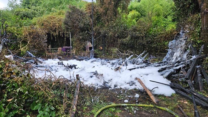 FW-OB: Brand einer Gartenlaube in Kleingartenanlage - Feuerwehr verhindert Ausbreitung