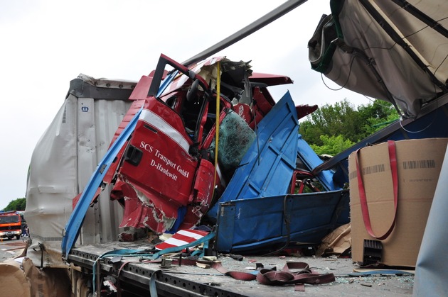 POL-WL: Verkehrsunfall mit tödlich verletztem Lkw-Fahrer +++ Lkw prallt auf Stauende