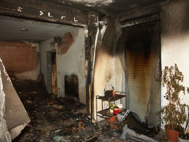 POL-NI: Zwei Verletzte nach Wohnungsbrand im Mehrparteienhaus -Bilder im Download-