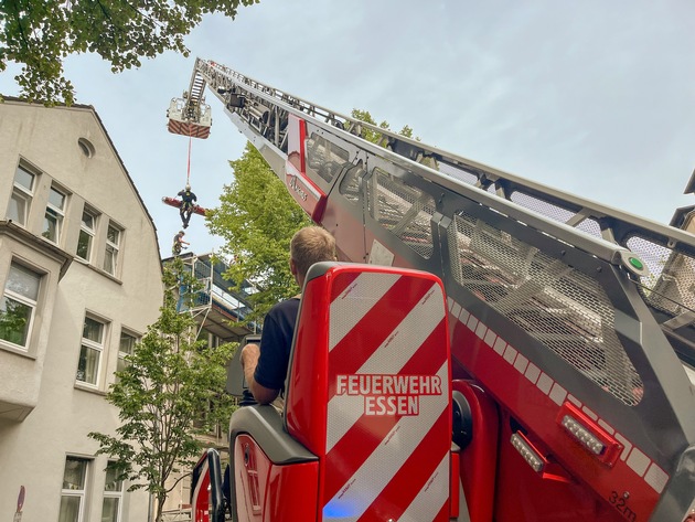 FW-E: Feuerwehreinsatz auf Baustelle: Verletzter Arbeiter sicher vom Dach gerettet