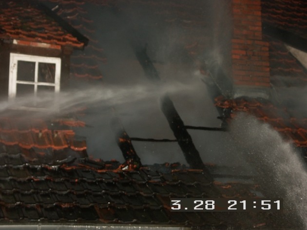 POL-NI: Brand eines Fachwerkhauses - Bilder im Download -