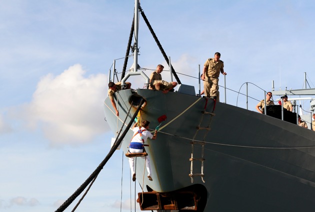 Deutsche Marine - Bilder der Woche: Marinetradition - Rote Nasen in tropischer Hitze