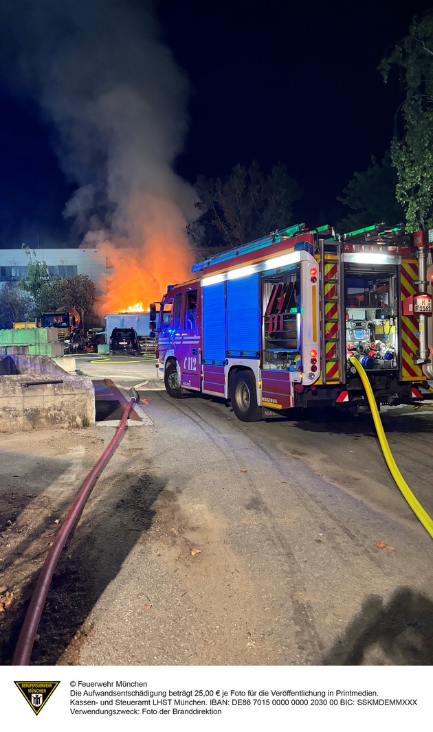 FW-M: Mehrere Baucontainer in Flammen (Lerchenau)