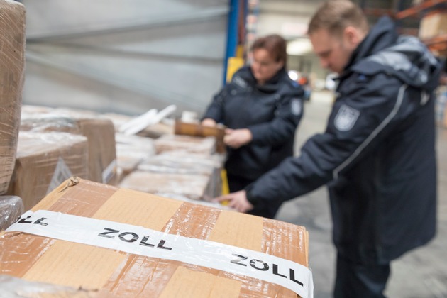 HZA-UL: Zoll kontrolliert Postsendungen und leitet 18 Verfahren ein