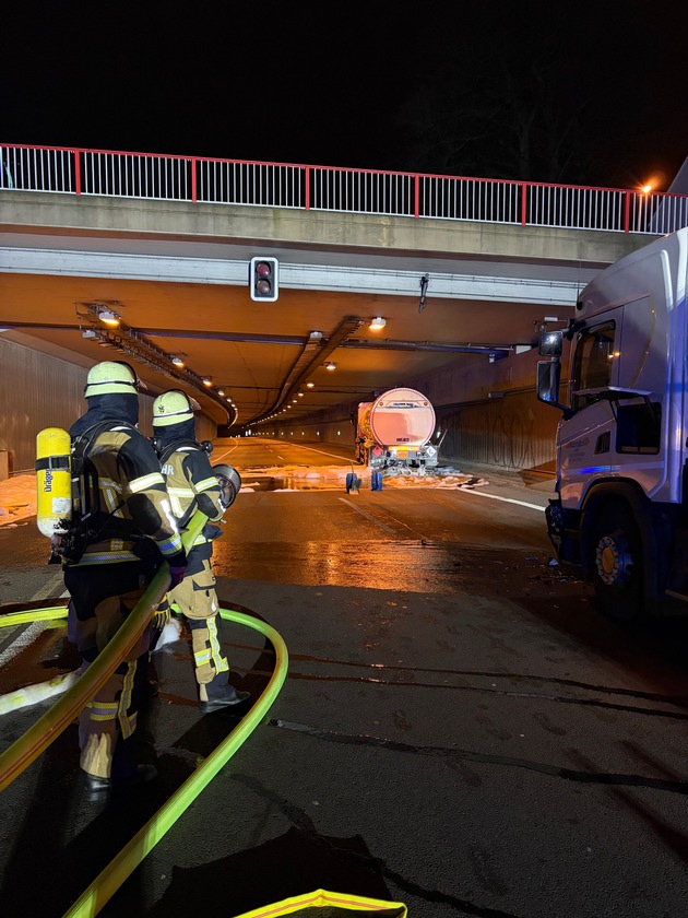 FW-E: Gefahrguteinsatz nach Verkehrsunfall auf der BAB 52 - Autobahn stundenlang gesperrt