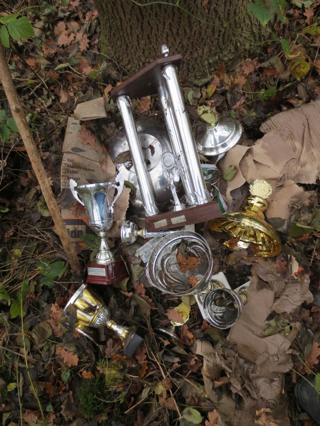 POL-DA: Groß-Gerau: Pokale im Wald gefunden / Polizei sucht Besitzer