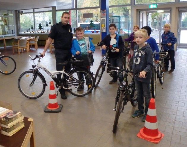 POL-NI: 230 Fahrräder an der Grundschule kontrolliert - Rund ein Drittel beanstandet