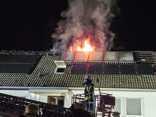 FW Lüchow-Dannenberg: +++ Dachstuhlbrand in Bösel (Lk. Lüchow-Dannenberg) +++ über 140 Einsatzkräfte im Einsatz +++ Photovoltaikanlage erschwert Löscharbeiten +++