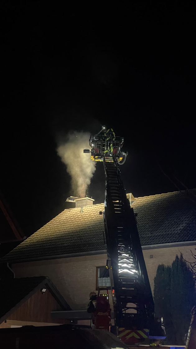 FW Horn-Bad Meinberg: Kaminbrand beschäftigt Feuerwehr am Montag Abend