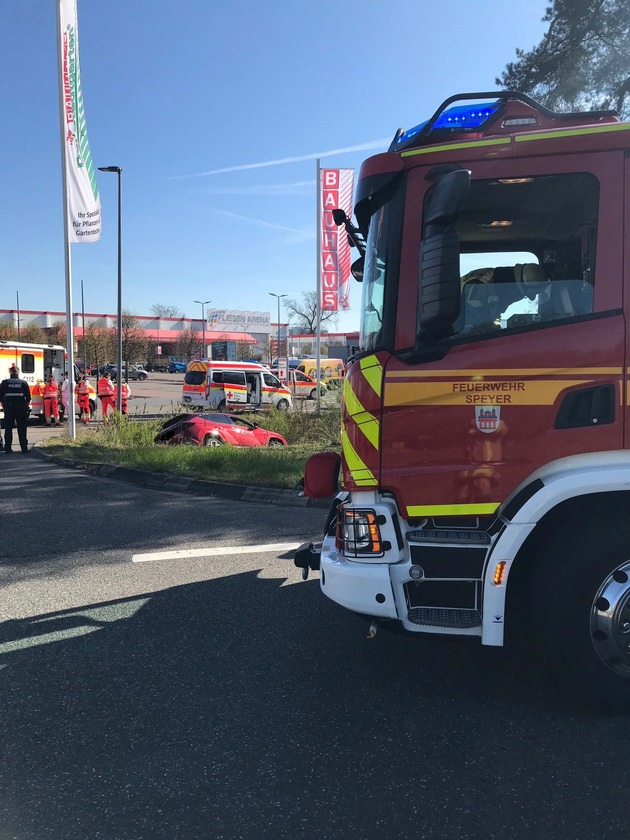 FW Speyer: Verkehrsunfall / Eine Person verletzt