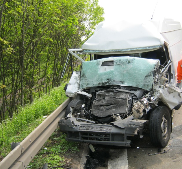 POL-HI: Schwerer Verkehrsunfall mit eingeklemmter Person