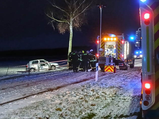 FW L&uuml;chow-Dannenberg: +++ Wintereinbruch fordert die Feuerwehren in L&uuml;chow-Dannenberg +++ Drei Verkehrsunf&auml;lle mit mehreren Verletzten am Freitag +++