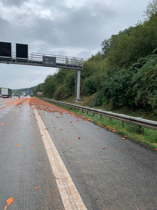 POL-BI: Lastwagen verliert eine Tonne Möhren auf der Autobahn