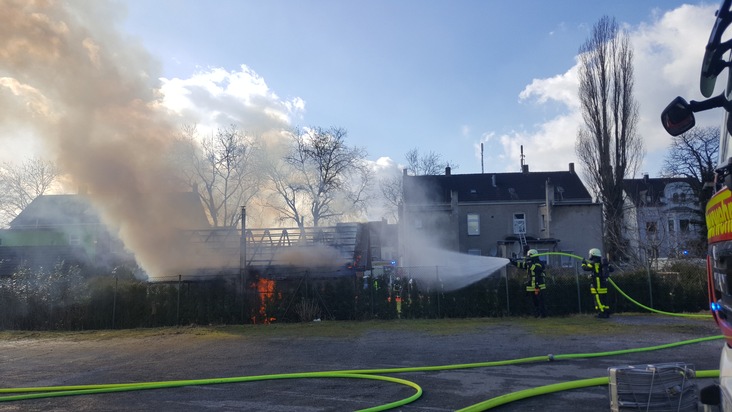 FW-RE: Ausgebaute Gartenlaube brennt in voller Ausdehnung