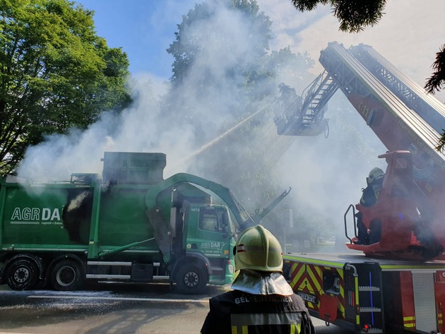 FW-GE: Mehrstündiger Feuerwehreinsatz wegen brennendem Hausmüll auf der Overwegstraße