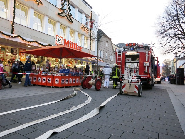 FW-AR: Brennendes Laub sorgt für Feuerwehreinsatz in Neheimer Fußgängerzone