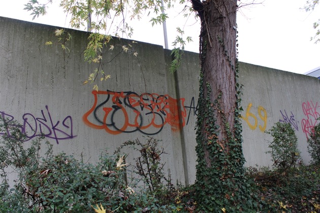 POL-RBK: Bergisch Gladbach - Grundschule mit Graffiti beschmiert