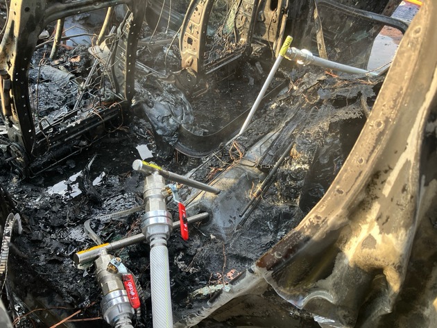 FW Speyer: Brand eines Elektrofahrzeugs an einer Ladesäule