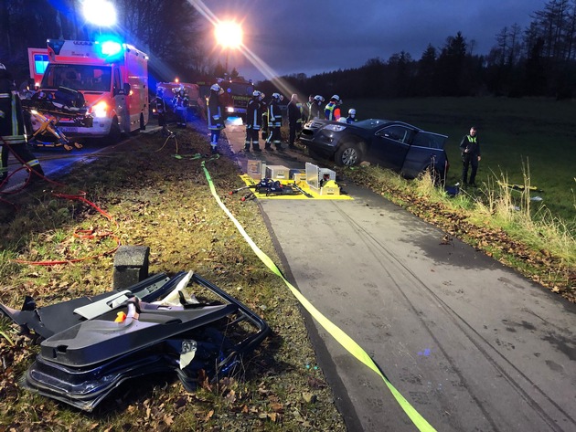 FW Horn-Bad Meinberg: Schwerer Verkehrsunfall mit eingeklemmter Person - mit hydraulischem Rettungsgerät aus PKW befreit