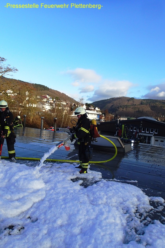 FW-PL: OT- Stadtmitte. Brand an Härteofenanlage griff auf Hallendach über. Feuerwehr hatte Brand schnell unter Kontrolle