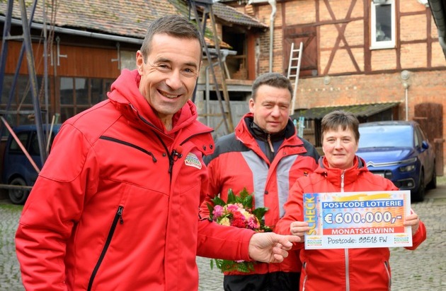 Deutsche Postcode Lotterie: Thüringen erneut im Postcode-Glück: Kai Pflaume überrascht Region um Niedertrebra mit 1,2 Millionen Euro